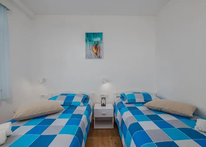 4 Bedroom Stunning In Omišalj