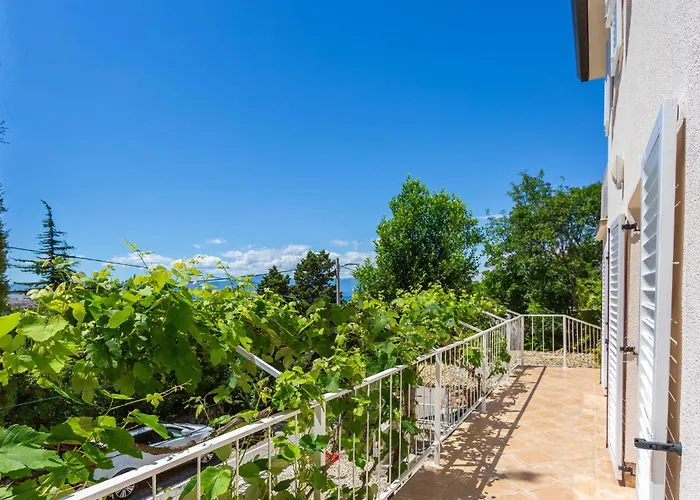 4 Bedroom Stunning In Omišalj