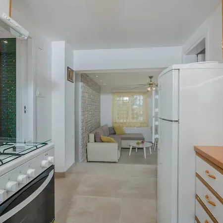 4 Bedroom Stunning In Hébergement de vacances Omišalj