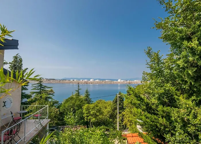 4 Bedroom Stunning In Ferienhaus Omišalj