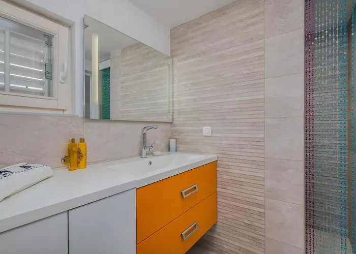 4 Bedroom Stunning In Ferienhaus Omišalj
