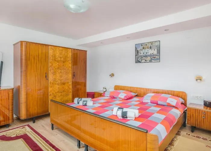 Ferienhaus 4 Bedroom Stunning In Omišalj
